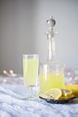 Zitronencocktail in Glas und Karaffe