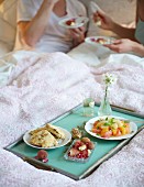 Frühstück im Bett mit Zitrussalat und Sonnenblumen-Käse-Scones