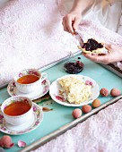 Frühstück im Bett mit Gewürztee und Sonnenblumen-Käse-Scone mit Heidelbeermarmelade