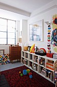 Moderne Kunst über offenem Regal im Kinderzimmer