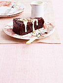 Ein Stück Schokoladen-Haselnuss-Torte mit Frangelicosauce