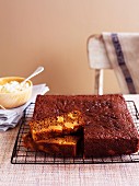 Ginger cake with pears, sliced