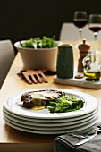Steak mit Sauce Bearnaise und Blattsalat