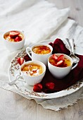 Crème brûlée mit Erdbeeren