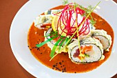 Maki-Sushi mit mit Thunfisch, Frühlingszwiebeln und Avocado in würziger Sauce