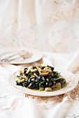 Creamy spinach with onions and black olives