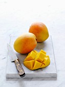 Mango der Sorte Kensington Pride, ganz und aufgeschnitten