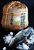 Japanischer Korb mit Schriftzeichen und Forelle auf Eis