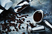 Kaffeebohnen und Kaffeepulver für Espresso