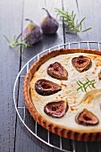 Tart with goat cheese and figs