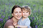 Portrait von Mutter mit Sohn auf Blumenwiese