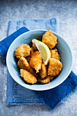 Fish nuggets with a lemon wedge