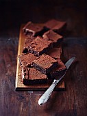 Rustikale Brownies auf Holzbrett mit Messer