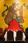 Wandbild eines schottischen Hochlandbewohners hinter gedeckter Tisch und Bank mit hoher geschwungener Lehne, Dorchester Hotel in London