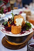 Gebackener Camembert mit Rote-Bete-Salat auf Gartentisch