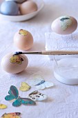 Eier verzieren - Schmetterlingsmotive auf Ei geklebt