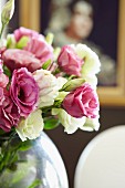 Blumenstrauss aus weissen und rosa Eustomas (Tulpenrosen)