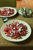 Roter Salat mit Reis, Tomaten, Beeren, Kräutern & Gewürzen