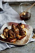 Challah (Hefezopf) mit Dukkah-Birnen und Honigfrischkäse