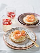 Zitronen-Tortelett mit Rosenblüten aus Apfel