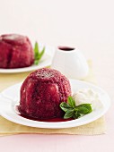 Kleine Beeren-Puddings