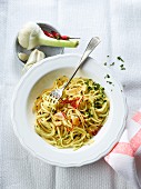 Spaghetti aglio e olio (Pasta Öl, Knoblauch und Chilistreifen)
