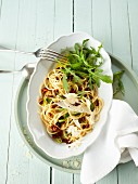 Spaghetti with dried tomatoes and rocket