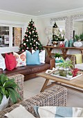 Weihnachten in der Südsee mit bunt und exotisch dekoriertem Wohnzimmer