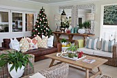 Weihnachten in der Südsee mit bunt und exotisch dekoriertem Wohnzimmer