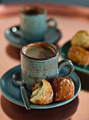 Tasse Kaffee mit Bananenbällchen