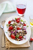 Augenbohnen-Salat mit Datteltomaten und roten Zwiebeln