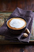 Caffe Latte in einer Keramikschale