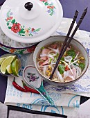 Suppe mit Reisbandnudeln, Geflügel & Sprossen (Asien)