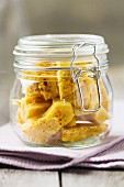 Cinder Toffee (oder Honeycomb, Süssigkeit aus England) im Vorratsglas