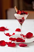 Erdbeer-Joghurt-Dessert mit roten Rosenblättern (Indien)
