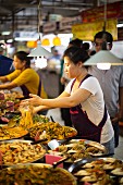 Köchinnen in einem Marktlokal in Bangkok, Thailand