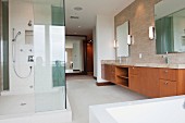 Modernes geräumiges Badezimmer mit Glasdusche & Waschtischen