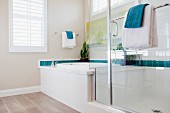 Modernes Badezimmer mit runder Badewanne und separater Glasdusche