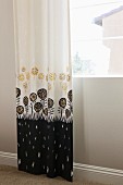 Fenstervorhang mit Blumenmotiven in Schwarz- & Brauntönen