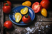 Frische rote und gelbe Tomaten