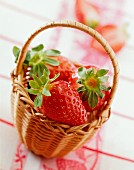 Frische Erdbeeren im Körbchen