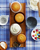 Vanille-Cupcakes mit einer Auswahl an Toppings und Dekoration