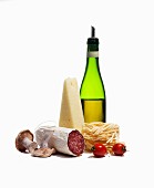Salami, Pilze, Käse, Nudeln, Olivenöl und Tomaten