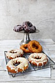 Glasierte Donuts auf Kuchengitter und Kuchenständer