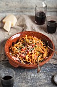 Spaghetti mit Tomaten, Oliven und Parmesan