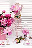 Romantische verspielte Tischdeko mit Pfingstrosenblüten & Schmuckbüste