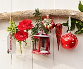 Weihnachtliche Wanddeko mit Laterne, Blüten & Weihnachtskugeln