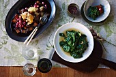 Schweinebauch mit Honigwaben, Finger-Limes und Lillypillies und Gebratene Saltbush Blätter mit Ingwer und Shiro Shoyu