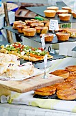 Bäckerei-Marktstand mit Sirup-Torten und Gemüsepizzen (England)