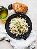 Salatteller mit Olivenbrot